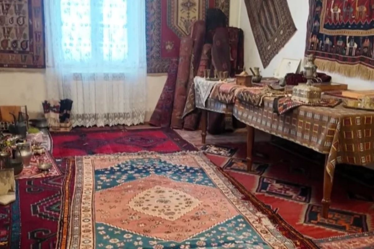 Evini muzeyə çevirən sakin: Minlərlə qədim eksponat var