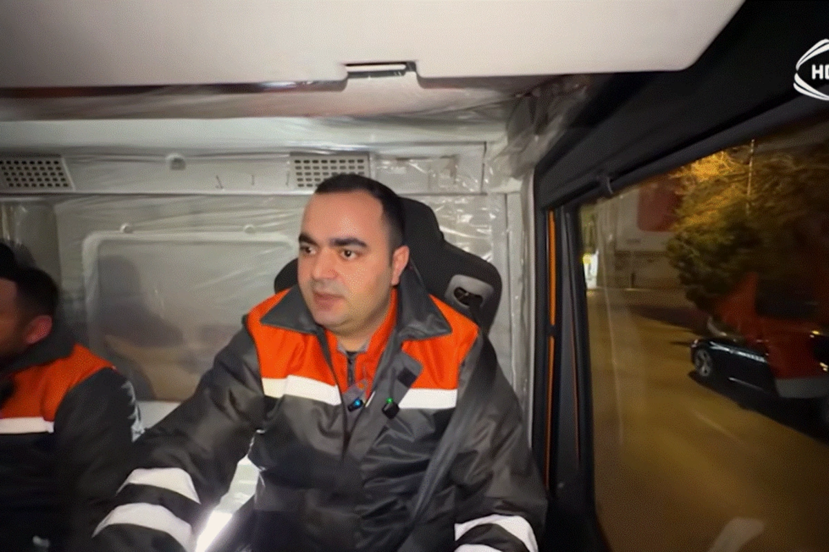 Məşhur aparıcı Bakıda zibil maşını sürdü