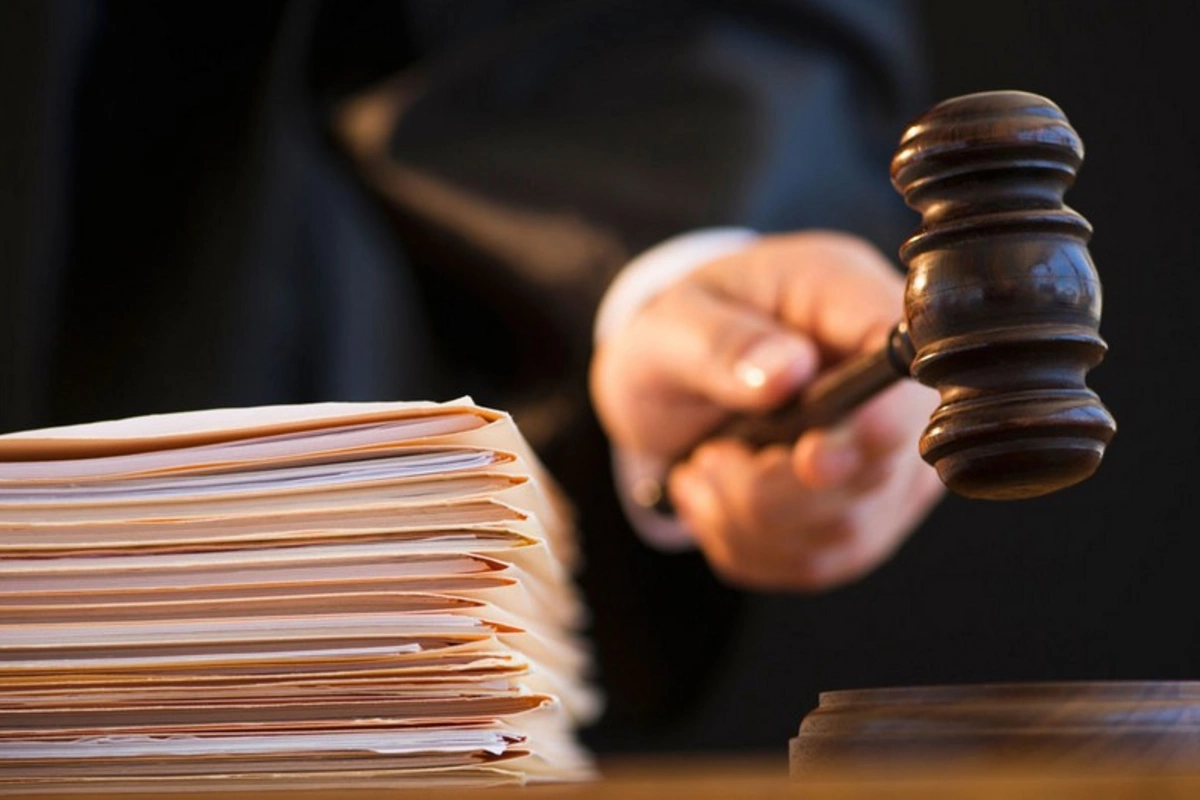 Ərinin qətlində təqsirli bilinən qadına 15 il həbs cəzası verilib